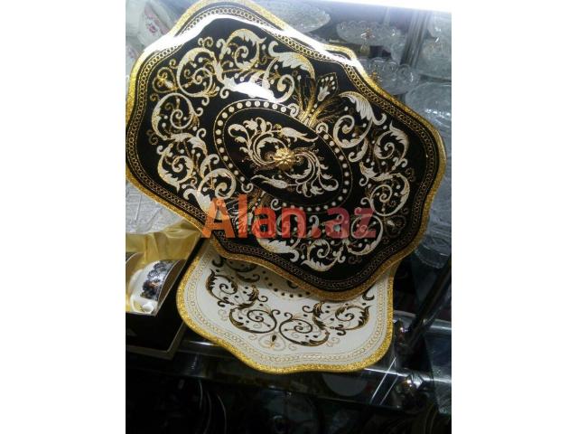 Qızılı 2 rengde şirniyyat yaxud tort qabi.