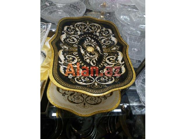 Qızılı 2 rengde şirniyyat yaxud tort qabi.