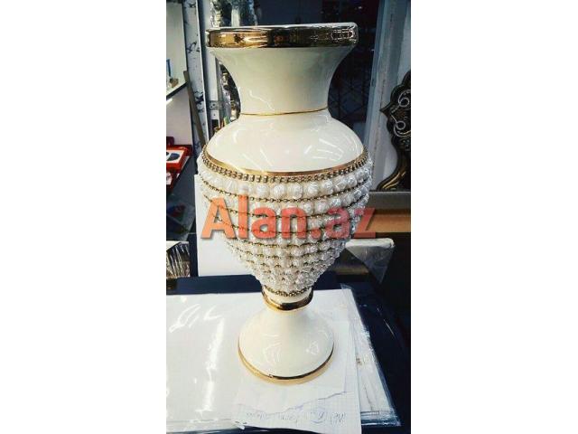 qizil suyu ile iwlenmiw guldan