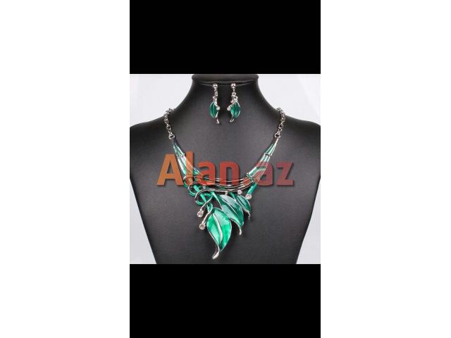 yaşıl rəngli qaşlı dəst