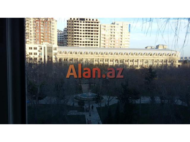 Azadliq pr. Koroqlu parkinin yani, Monolit bina.