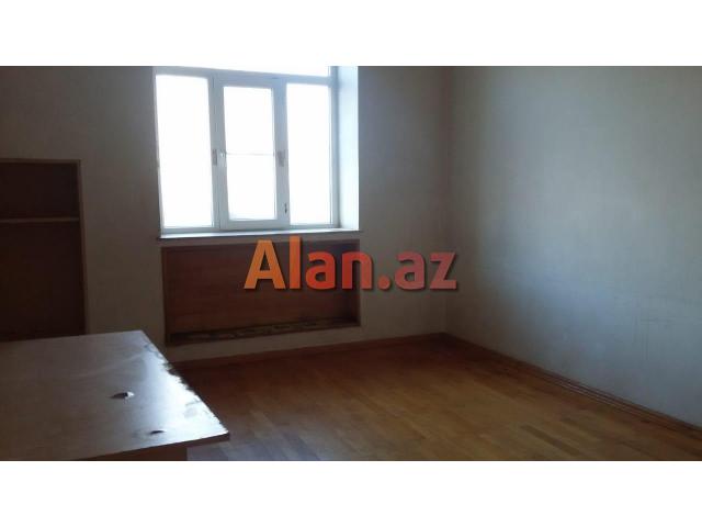 Azadliq pr. Koroqlu parkinin yani, Monolit bina.