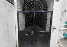 Dəmir barmaqlı qapıların yığılması