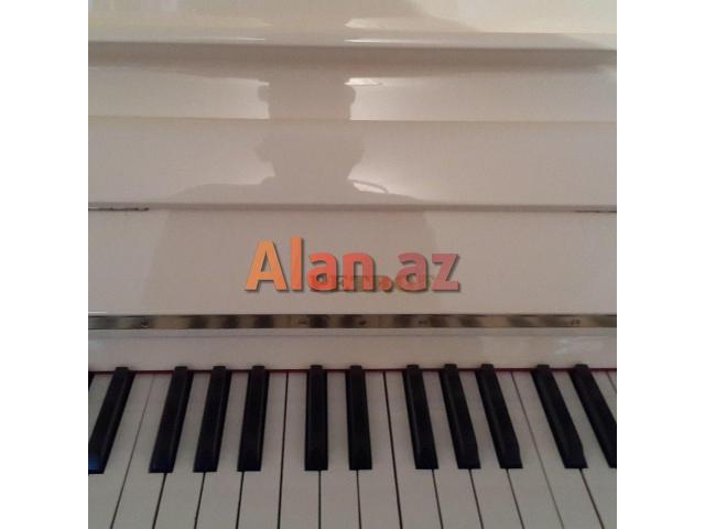 Ag rəngdə Petrof pianinosu