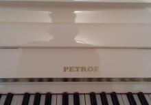 Ag rəngdə Petrof pianinosu