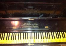 Antik pianino