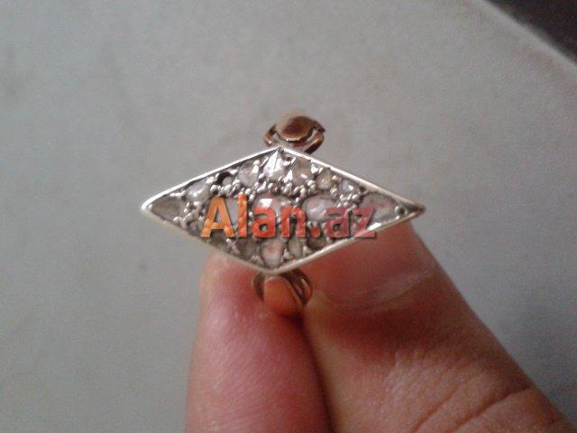 Antik qedimi 150 ilden cox yashi olan qizil uzuk