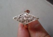 Antik qedimi 150 ilden cox yashi olan qizil uzuk