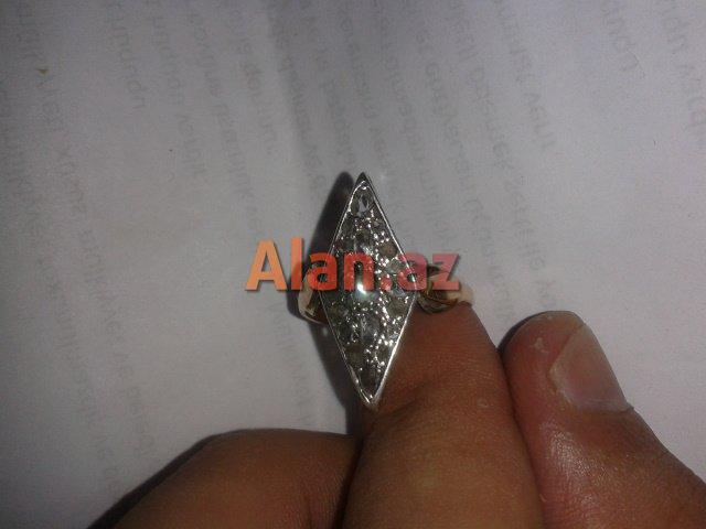 Antik qedimi 150 ilden cox yashi olan qizil uzuk