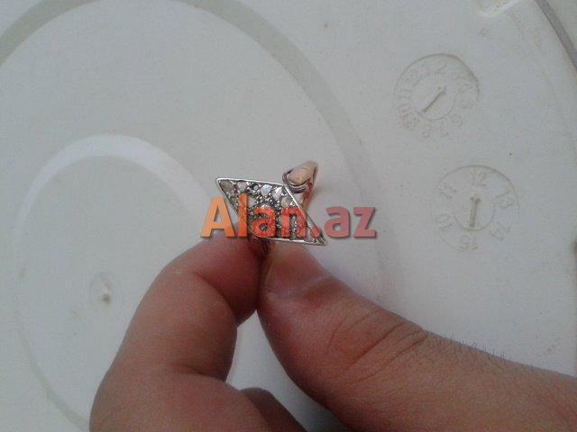 Antik qedimi 150 ilden cox yashi olan qizil uzuk