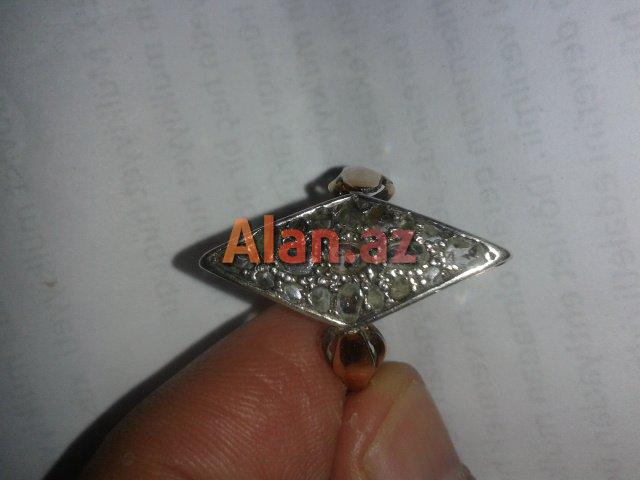 Antik qedimi 150 ilden cox yashi olan qizil uzuk