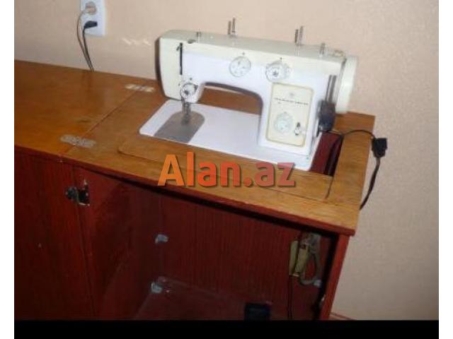 xarab olan maşını temir edir