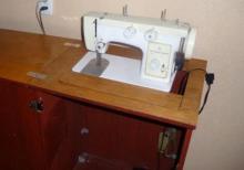 xarab olan maşını temir edir