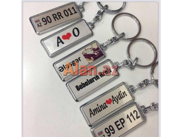 Metal brelok üzərinə maşın nömrələrinin adların yazılması