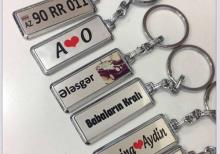 Metal brelok üzərinə maşın nömrələrinin adların yazılması