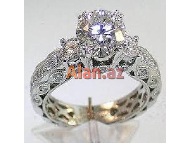 Qadın qızıl zinət əşyaları