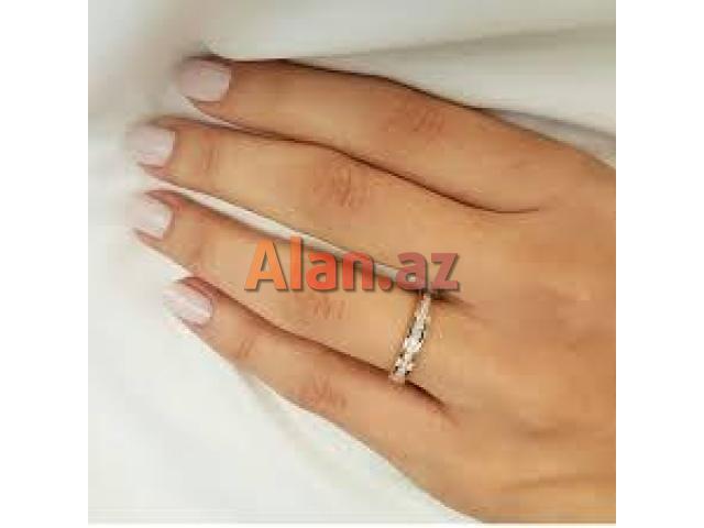 Qadın qızıl zinət əşyaları