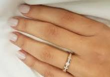 Qadın qızıl zinət əşyaları