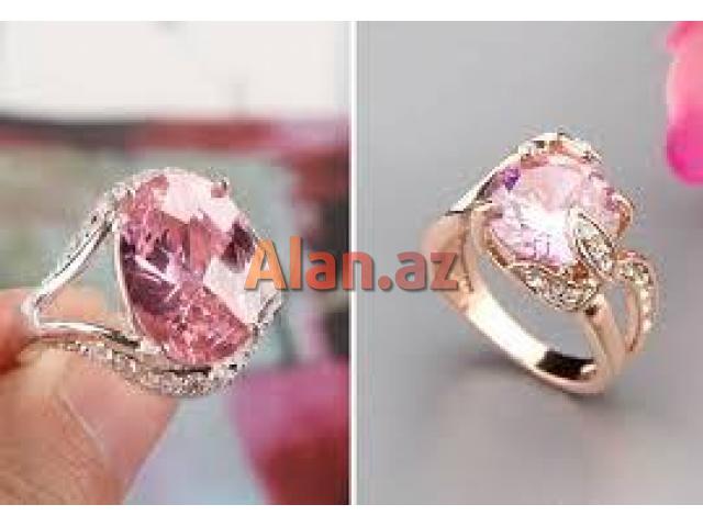 Qadın qızıl zinət əşyaları