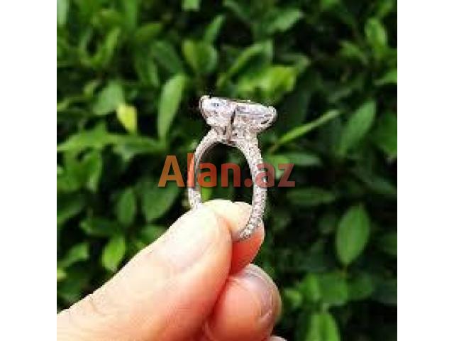 Qadın qızıl zinət əşyaları