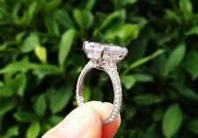 Qadın qızıl zinət əşyaları