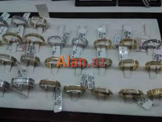 Qadın qızıl zinət əşyaları