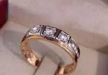 Qadın qızıl zinət əşyaları