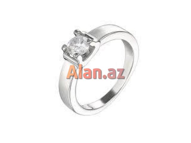 Qadın qızıl zinət əşyaları