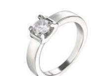 Qadın qızıl zinət əşyaları