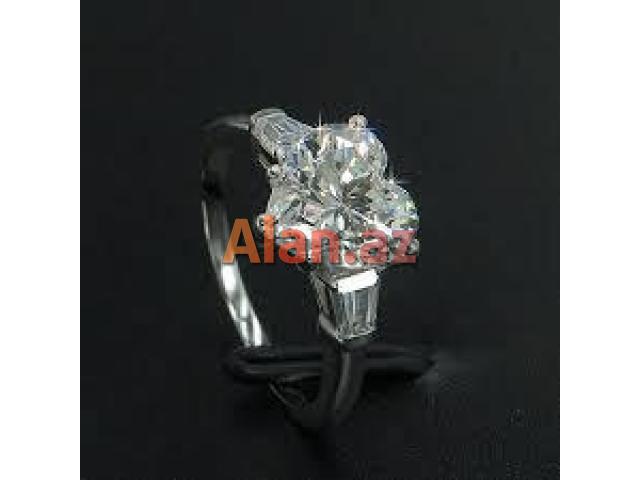 Qadın qızıl zinət əşyaları