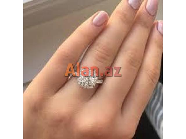 Qadın qızıl zinət əşyaları