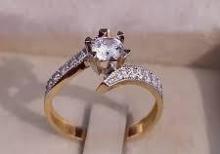 Qadın qızıl zinət əşyaları