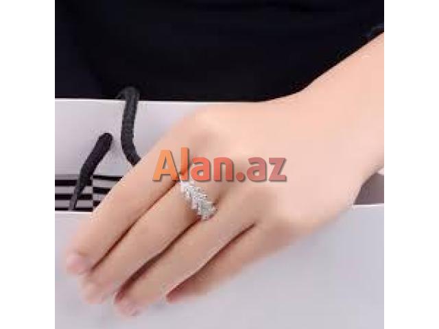 Qadın qızıl zinət əşyaları