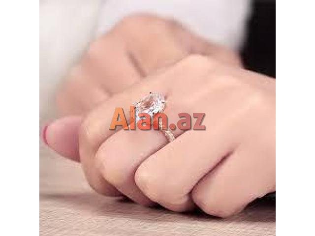 Qadın qızıl zinət əşyaları