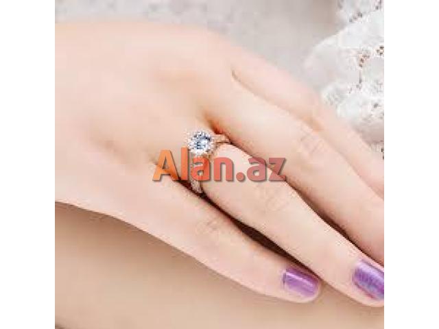 Qadın qızıl zinət əşyaları