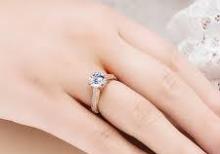 Qadın qızıl zinət əşyaları