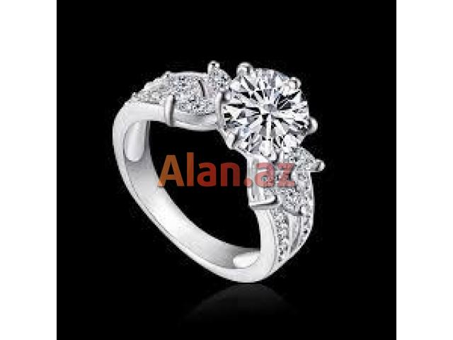 Qadın qızıl zinət əşyaları