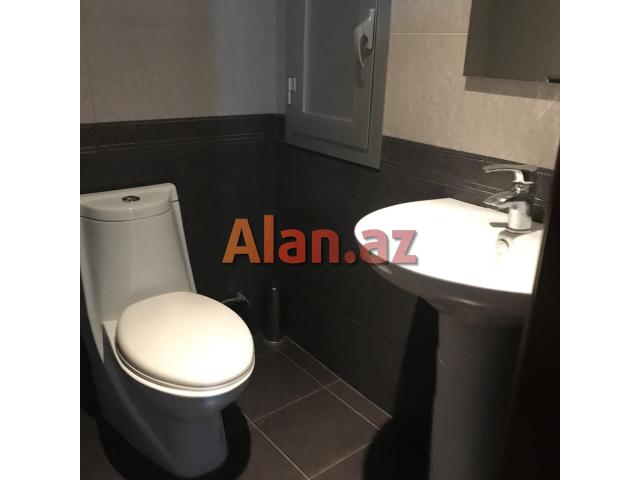 Yeni Yasamal qes. yeni Bravo marketin yani, metroya 2 ostanovka.