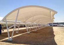 Maşını gündən qoruyan kölgəlik