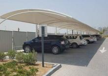 Maşını gündən qoruyan kölgəlik