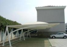 Maşını gündən qoruyan kölgəlik