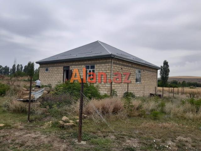 Qubanın Amsar kəndində həyət evi satılır