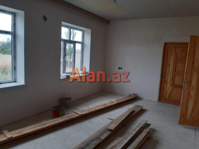 Qubanın Amsar kəndində həyət evi satılır