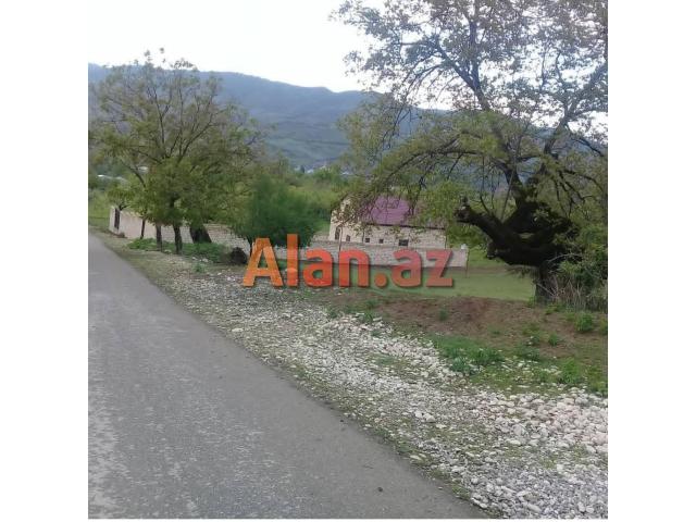 Qubanın Rustov kəndində həyətyanı torpaq sahəsi satılır