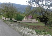 Qubanın Rustov kəndində həyətyanı torpaq sahəsi satılır