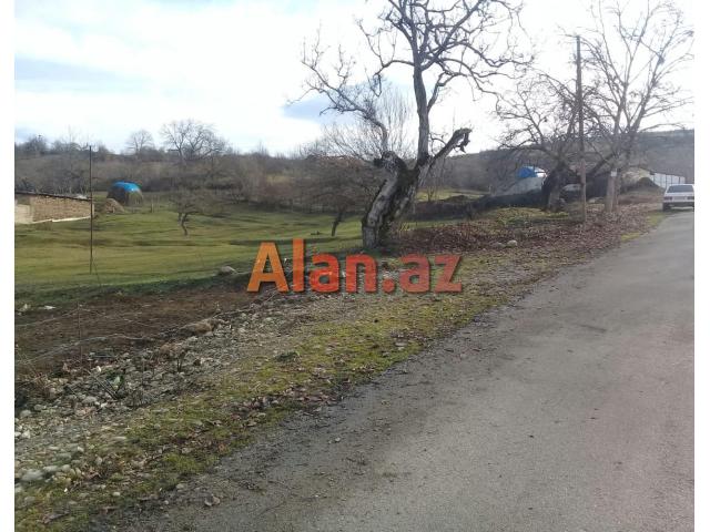 Qubanın Rustov kəndində həyətyanı torpaq sahəsi satılır