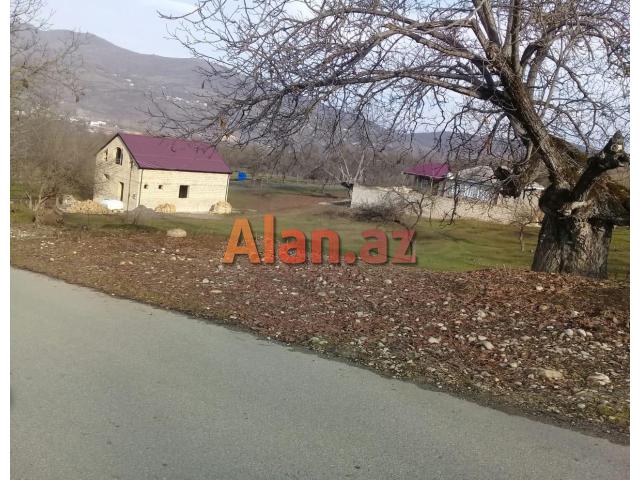 Qubanın Rustov kəndində həyətyanı torpaq sahəsi satılır