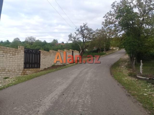 Qubanın Rustov kəndində həyətyanı torpaq sahəsi satılır