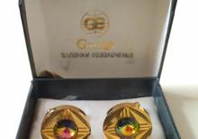 qızılı üzlüklü qol düymələri