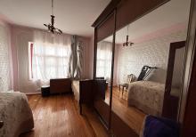 Kohne Gunesli qes. 5 otaqdan 4 otaga duzelme menzil Esyalarla birge satilir.